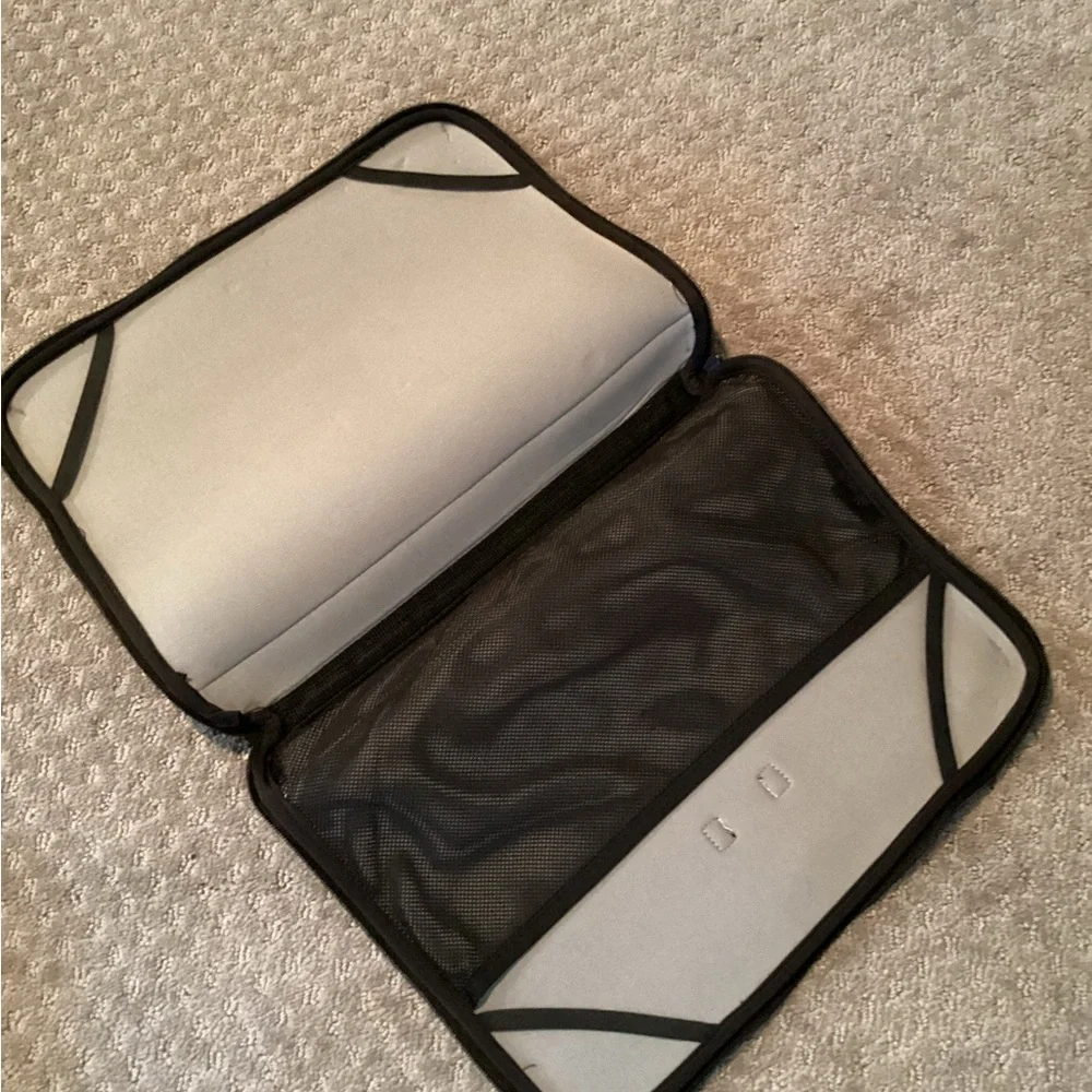 Shoreline padded laptop sleeve,zipper close,inside pocket, elastic to secure